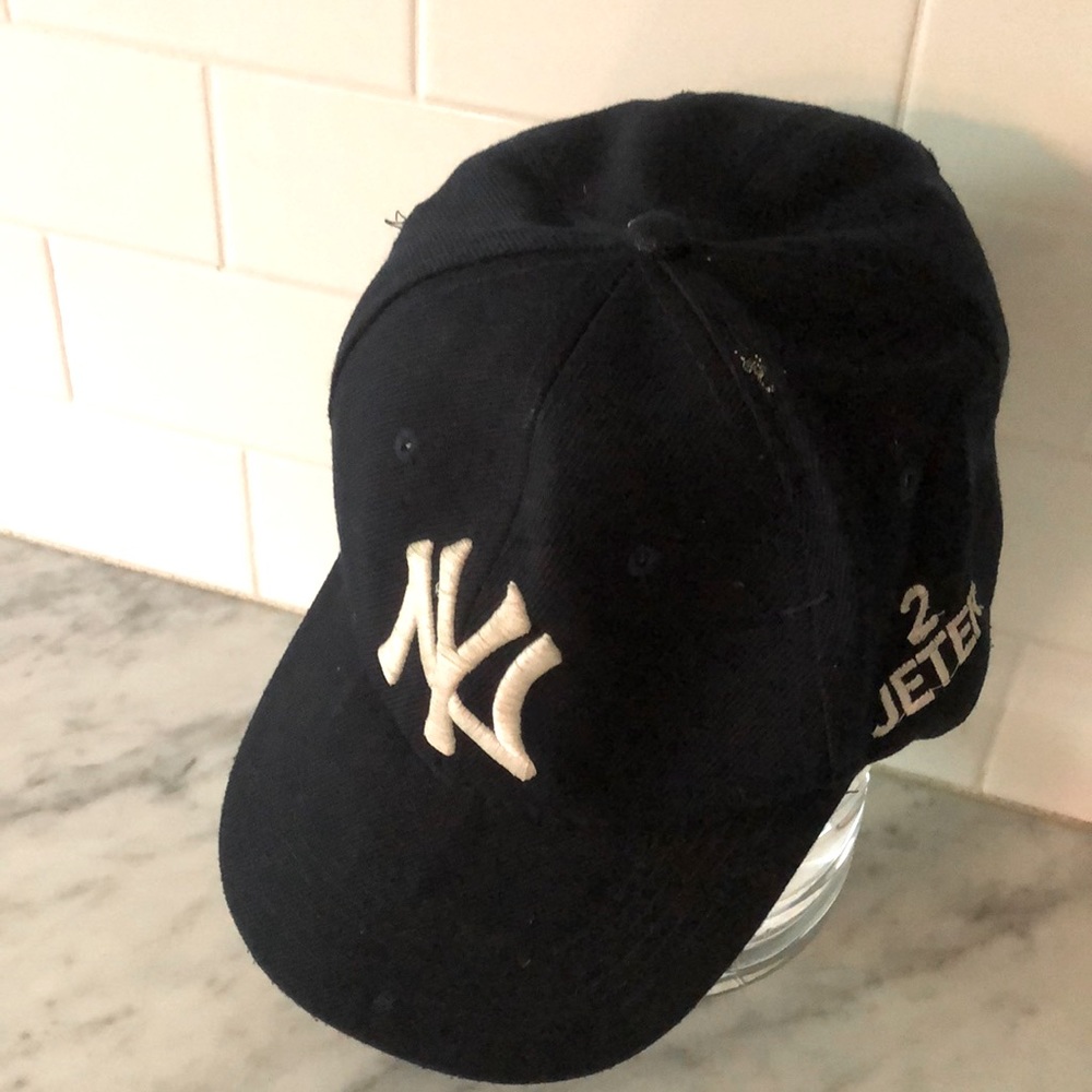 Derek Jeter Yankees Hat, Jeter embroidered on the side. Velcro back, 65% wool
